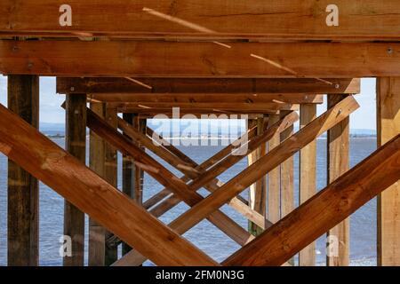 Jetée en bois au-dessus de l'eau - Ria de Aveiro, Portugal Banque D'Images