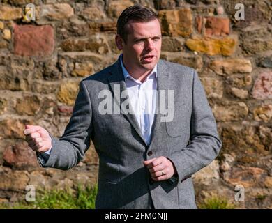 Haddington, East Lothian, Royaume-Uni. 5 mai 2021. Élections écossaises : le chef du parti conservateur écossais et unioniste, Douglas Ross, se rend en soutien au candidat conservateur local le dernier jour de l'élection avant l'ouverture des bureaux de vote demain. Photo : Douglas Ross près du pont Old Nungate Banque D'Images