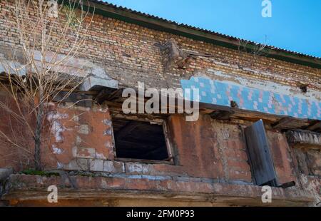 Ancienne fenêtre et porte détruite. Bâtiment du haut de l'abandon. Banque D'Images