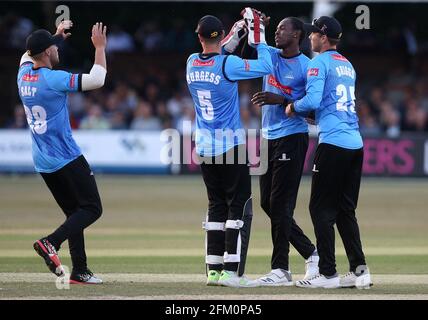 Jofra Archer de Sussex célèbre avec ses coéquipiers après avoir pris le cricket d'Adam Wheater pendant Essex Eagles vs Sussex Sharks, Vitality Blast T20 Banque D'Images