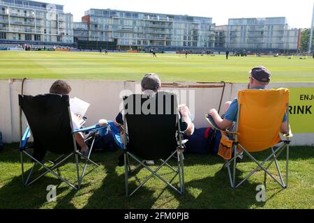 Les spectateurs attendent le début du match avant le Gloucestershire vs Essex Eagles, Royal London One-Day Cup Cricket au Brightside Ground le 20 mai 201 Banque D'Images