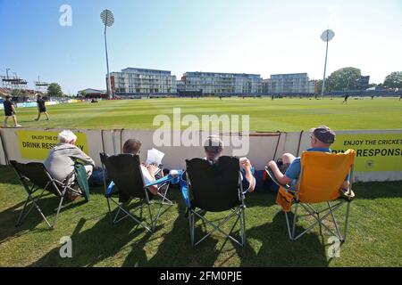 Les spectateurs attendent le début du match avant le Gloucestershire vs Essex Eagles, Royal London One-Day Cup Cricket au Brightside Ground le 20 mai 201 Banque D'Images
