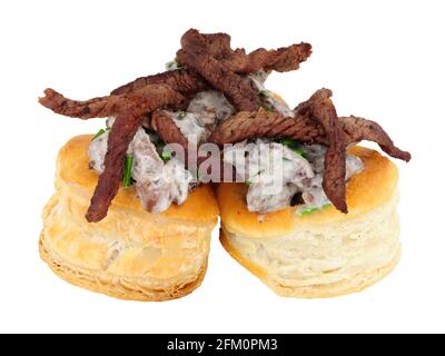 Pâte feuilletée de bœuf au vent avec de la crème rouge et ciboulette sur fond blanc Banque D'Images