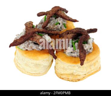 Pâte feuilletée de bœuf au vent avec de la crème rouge et ciboulette sur fond blanc Banque D'Images