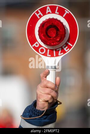 Leipzig, Allemagne. 05e mai 2021. Un policier de la police de la circulation de Leipzig arrête un automobiliste sur Jahnallee à Leipzig. Le service de police de Leipzig effectue les contrôles dans le cadre de la campagne de sécurité routière inter-États sicher.mobil.leben. L'objectif est d'accroître la sécurité routière pour tous les modes de transport impliqués dans la circulation routière. Credit: Hendrik Schmidt/dpa-Zentralbild/ZB/dpa/Alay Live News Banque D'Images
