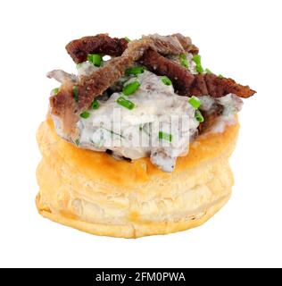 Pâte feuilletée de bœuf vol au vent avec de la crème rouge et ciboulette sur fond blanc Banque D'Images