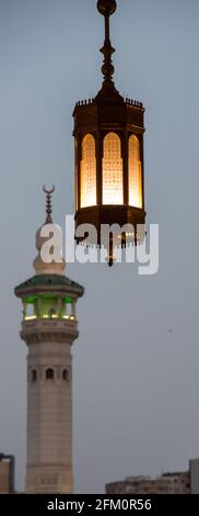 Photophore de style oriental, mise au point sélective. Concept de Ramadan après le coucher du soleil. Minaret de Masjid al Haram à la Mecque Banque D'Images