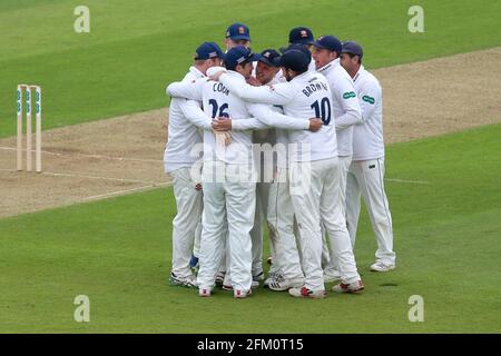 Les joueurs d'Essex se caucus après avoir revendiqué le cricket de Hashim Amla lors de la CCC du Hampshire contre CCC d'Essex, le cricket de la division 1 du championnat du comté de Specsavers à Banque D'Images