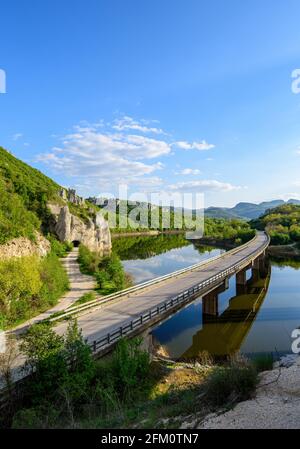 Le pont au-dessus du front de rivière des roches merveilleuses ou Chudnite Skali, près du village d'Asparuhovo, Bulgarie. Phénomène de roche Banque D'Images