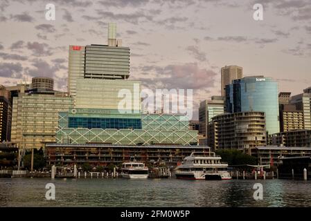 Coucher de soleil sur One Shelly Street, le siège de groupe de Macquarie Bank, Kings Wharf sur Darling Harbour Sydney Australie. Banque D'Images