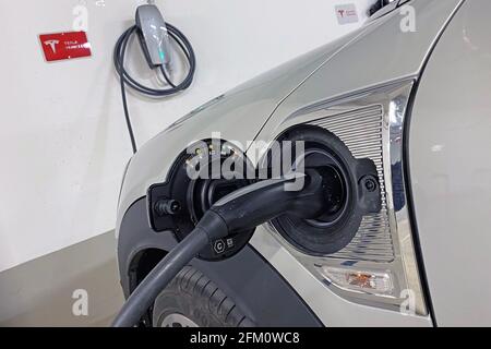 Munich, Allemagne. 05e mai 2021. Wallbox pour charger une e-voiture, voiture électrique, e-voiture est chargé dans un garage de stationnement, prise de charge, câble de charge, boîte, chargeur suspendu sur le mur, colonne de charge, prise de charge, e-mobilité, électrification. Electromodéplacement, fiche. Constructeur automobile, automobile, voitures, automobiles, constructeurs, Industrie automobile, véhicule électrique, véhicules électriques. | utilisation dans le monde crédit: dpa/Alay Live News Banque D'Images