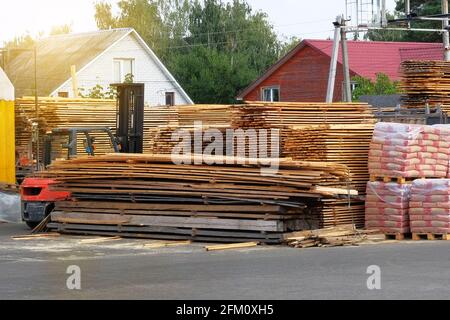 Planches en bois, planches pour travaux de construction. Les planches en bois pour la construction sont vendues sur le marché du bâtiment. Banque D'Images