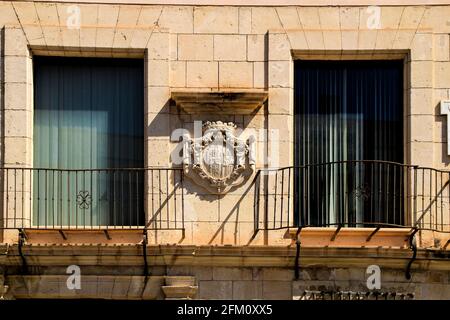 Détails architecturaux et blazonerie sur la façade en pierre d'Altamira Palais à Elche le matin Banque D'Images