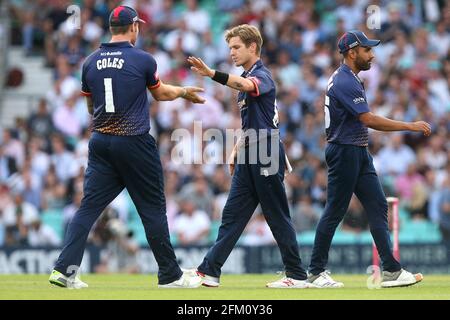 Adam Zampa d'Essex célèbre avec ses copains d'équipe après avoir pris le cricket d'Aaron Finch lors de Surrey vs Essex Eagles, Viality Blast T20 Cricket at Banque D'Images