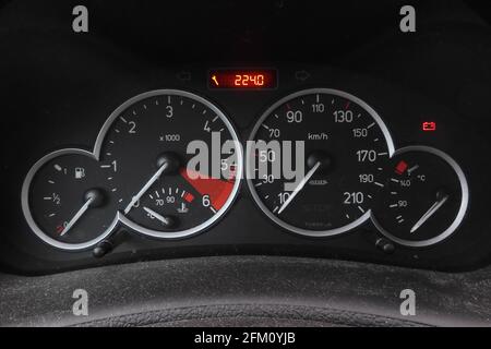 Voiture française Peugeot 206 tableau de bord avec indicateur de vitesse, tachymètre, jauge d'huile, jauge de carburant, jauge de pression d'huile, Indicateur de température de l'eau, régime et kilométrage