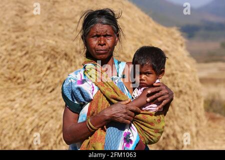 Grand-mère tribale avec sa petite fille au village de Madagada, Andhra Pradesh, Inde. TRIBU BHAKTA Banque D'Images