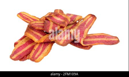 Tranches de bacon à base de viande croustillantes frites isolées sur un arrière-plan blanc Banque D'Images