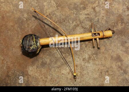 Instrument de musique traditionnel tribal fait main en vente sur le marché du village de Sativada dans le district de Srikakulam, Andhra Pradesh, Inde. TRIBU DE SAVARA Banque D'Images