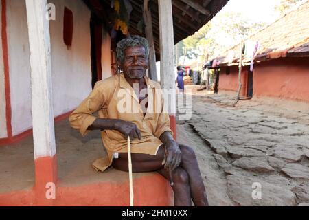 Vieil homme tribal - Hattaguda Village, Andhra Pradesh, Inde. TRIBU BHAKTA Banque D'Images