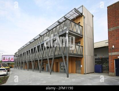 Moyeu de cycle Kingston. Un nouveau bâtiment de stockage de vélos relié à la gare de Kingston upon Thames, Londres. structure en bois et en acier de 3 étages. Banque D'Images