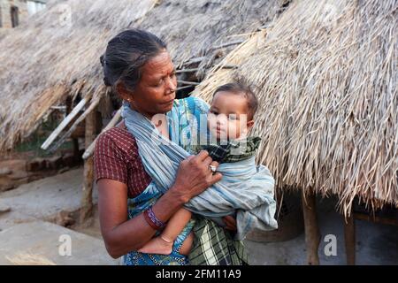 Mère et enfant de tribu au village de Masaguda, district de Srikakulam, Andhra Pradesh, Inde. TRIBU DE SAVARA Banque D'Images