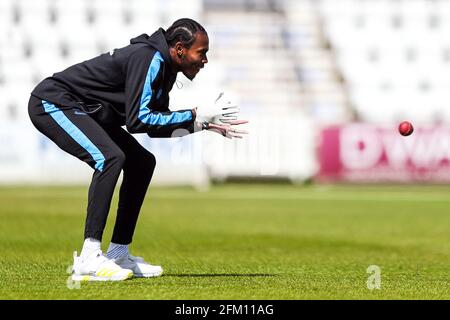 Jofra Archer de Sussex se réchauffe avant le deuxième jour du match au 1er Central County Ground, Hove. Date de la photo: Mercredi 5 mai 2021. Voir PA Story CRICKET Sussex. Le crédit photo devrait se lire: Kieran Cleeves/PA Wire. Usage éditorial uniquement. Aucune utilisation commerciale sans le consentement écrit préalable de la BCE. Utilisation d'images fixes uniquement. Aucune image mobile à émuler. Pas de suppression ou d'obscurcissement des logos du sponsor. Banque D'Images