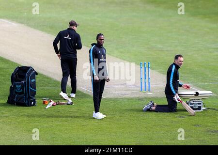 Jofra Archer (au centre) de Sussex se réchauffe avant le deuxième jour du match au 1er Central County Ground, Hove. Date de la photo: Mercredi 5 mai 2021. Voir PA Story CRICKET Sussex. Le crédit photo devrait se lire: Kieran Cleeves/PA Wire. Usage éditorial uniquement. Aucune utilisation commerciale sans le consentement écrit préalable de la BCE. Utilisation d'images fixes uniquement. Aucune image mobile à émuler. Pas de suppression ou d'obscurcissement des logos du sponsor. Banque D'Images