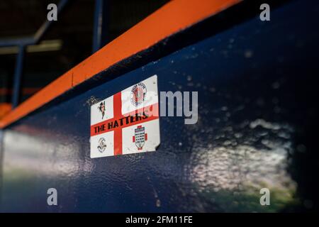 Luton, Royaume-Uni. 04e mai 2021. Vue générale des autocollants à l'intérieur de Kenilworth Road, domicile de Luton Town pendant le match de championnat Sky Bet entre Luton Town et Rotherham United à Kenilworth Road, Luton, Angleterre, le 4 mai 2021. Photo de David Horn. Crédit : Prime Media Images/Alamy Live News Banque D'Images