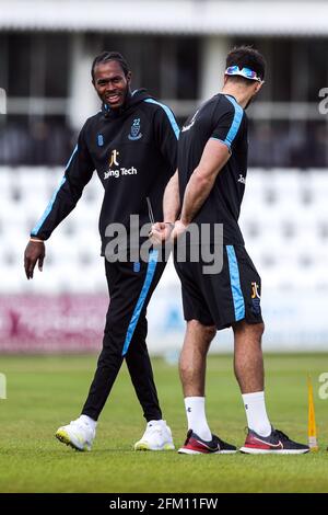 Jofra Archer, de Sussex (à gauche), se réchauffe avant le deuxième jour du match au 1er Central County Ground, Hove. Date de la photo: Mercredi 5 mai 2021. Voir PA Story CRICKET Sussex. Le crédit photo devrait se lire: Kieran Cleeves/PA Wire. Usage éditorial uniquement. Aucune utilisation commerciale sans le consentement écrit préalable de la BCE. Utilisation d'images fixes uniquement. Aucune image mobile à émuler. Pas de suppression ou d'obscurcissement des logos du sponsor. Banque D'Images