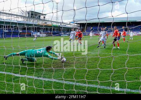 Le gardien de but Simon Sluga (12) de Luton Town fait une économie lors du match de championnat Sky Bet entre Luton Town et Rotherham United à Kenilworth Road, Luton, Angleterre, le 4 mai 2021. Photo de David Horn. Banque D'Images