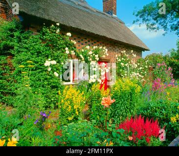 Royaume-Uni, Angleterre, Cheshire, chaumière et fleurs de jardin d'été, Banque D'Images