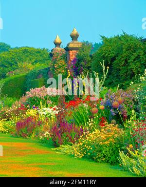 Royaume-Uni, Angleterre, Cheshire, Arley Hall and Gardens, bordure herbacée, été Banque D'Images