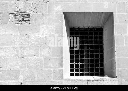 Fenêtre avec grille en fer forgé sur la façade en pierre de l'église Santa Maria à Elche, Alicante, Espagne Banque D'Images