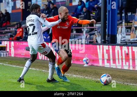 Luton, Royaume-Uni. 28 mars 2021. Matthew Olosunde (22) de Rotherham United et Kal Naismith (24) de Luton Town lors du match de championnat Sky Bet entre Luton Town et Rotherham United à Kenilworth Road, Luton, Angleterre, le 4 mai 2021. Photo de David Horn. Crédit : Prime Media Images/Alamy Live News Banque D'Images