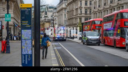 Fire Engine lors d'un appel d'urgence conduit dans la mauvaise direction sur Regent Street, après la file d'attente à Oxford Circus dans le centre de Londres, au Royaume-Uni Banque D'Images