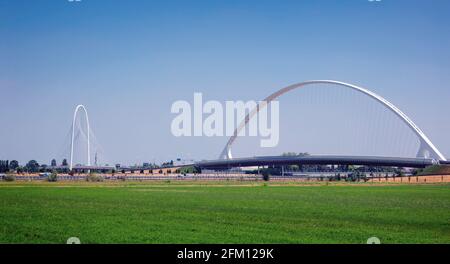 Reggio Emilia, Émilie-Romagne, Italie. Ponts conçus par l'architecte espagnol Santiago Calatrava à la sortie de Reggio Emilia de l'A1 Autostrade del sol. Banque D'Images