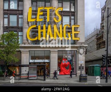 Oxford Street, Londres, Royaume-Uni, 4 mai 2021. Laisse changer l'affiche à l'extérieur du magasin Selfridges, dans le centre de Londres, car les restrictions Covid sont plus faciles. Banque D'Images