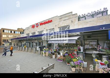 Vue extérieure de l'entrée principale de la gare de Wimbledon, Londres, Royaume-Uni Banque D'Images