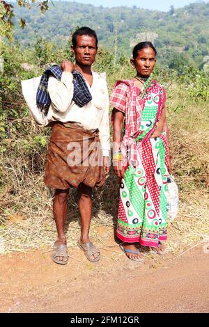 Couple tribal Jatapus dans le village de Chinapolla, Seethampeta tehsil, Andhra Pradesh, Inde Banque D'Images