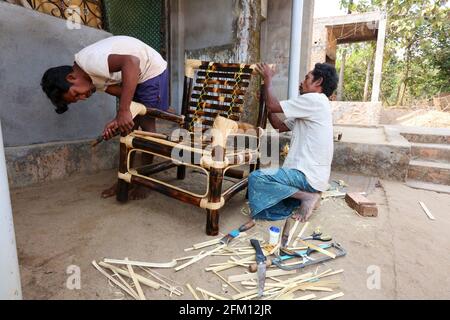 Artisans tribaux de Jatapu occupés à faire des chaises en bambou au village de Mekava à Seethampeta, Andhra Pradesh, Inde Banque D'Images