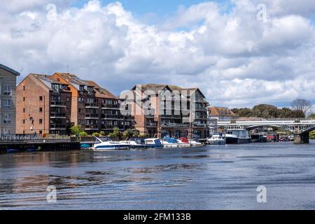 Kingston upon Thames London UK, mai 04 2021, Modern Development of Luxury Riverside Apartments or Flats on the River Thames Banque D'Images