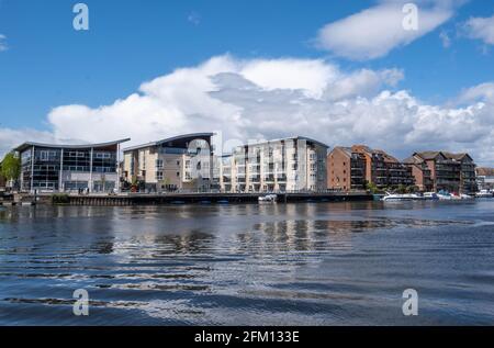 Kingston upon Thames London UK, mai 04 2021, Modern Development of Luxury Riverside Apartments or Flats on the River Thames Banque D'Images