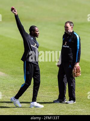 Jofra Archer, de Sussex (à gauche), se réchauffe avant le deuxième jour du match au 1er Central County Ground, Hove. Date de la photo: Mercredi 5 mai 2021. Voir PA Story CRICKET Sussex. Le crédit photo devrait se lire: Kieran Cleeves/PA Wire. Usage éditorial uniquement. Aucune utilisation commerciale sans le consentement écrit préalable de la BCE. Utilisation d'images fixes uniquement. Aucune image mobile à émuler. Pas de suppression ou d'obscurcissement des logos du sponsor. Banque D'Images