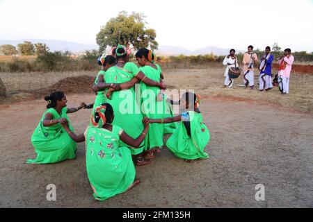 Des femmes tribales du village de Kolaputtu en costume traditionnel exécutant Dhimasa danse au village de Chompi, Araku, Andhra Pradesh, Inde Banque D'Images