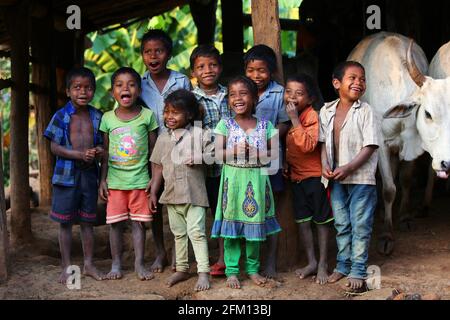 Jeunes tribaux souriant au village de Korrakothavalasa, Araku, Andhra Pradesh, Inde. TRIBU KONDHU Banque D'Images