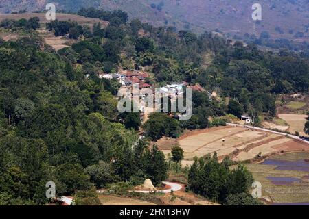 Vue du village tribal entre Araku et Vizag Ghat Road, Araku Valley, Araku, Andhra Pradesh, Inde Banque D'Images