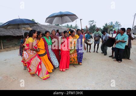 Savara Thongseng danse de la tribu Konda Savara au village de Nallaraiguda, district de Srikakulam, Andhra Pradesh, Inde Banque D'Images