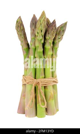 Bouquet de pointes d'asperges fraîches brutes isolées sur un blanc arrière-plan Banque D'Images