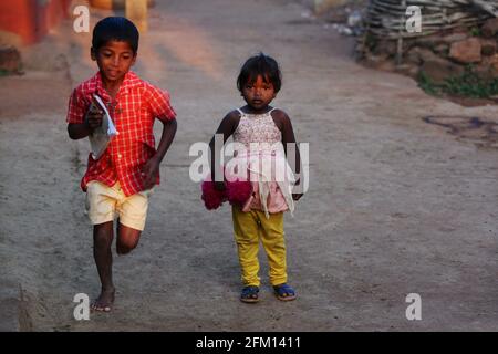 Enfants tribaux au village de Gandiguda, Andhra Pradesh, Inde. TRIBU PARANGIPERJA Banque D'Images