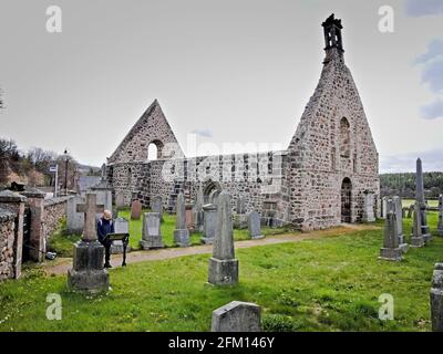 La vue de face de l'ancienne Kincardine O'Neil a ruiné Kirk avec madame lisant des informations à ce sujet Banque D'Images